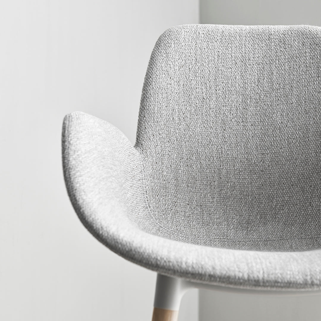 Fauteuil de salle à manger Seed - Rembourré - Piètement en chêne huilé, pigmenté blanc