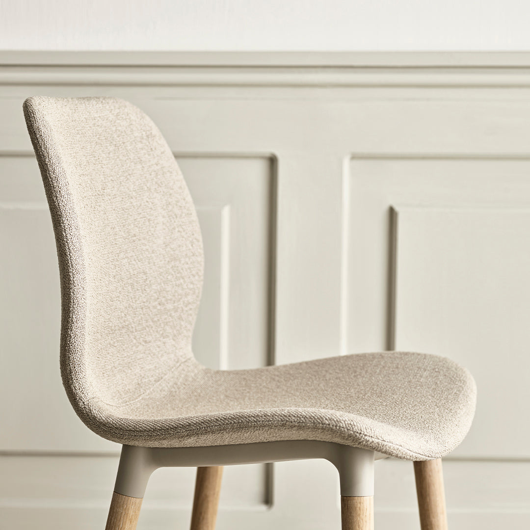 Chaise de salle à manger Seed - Rembourrée - Piètement en chêne huilé, pigmenté blanc