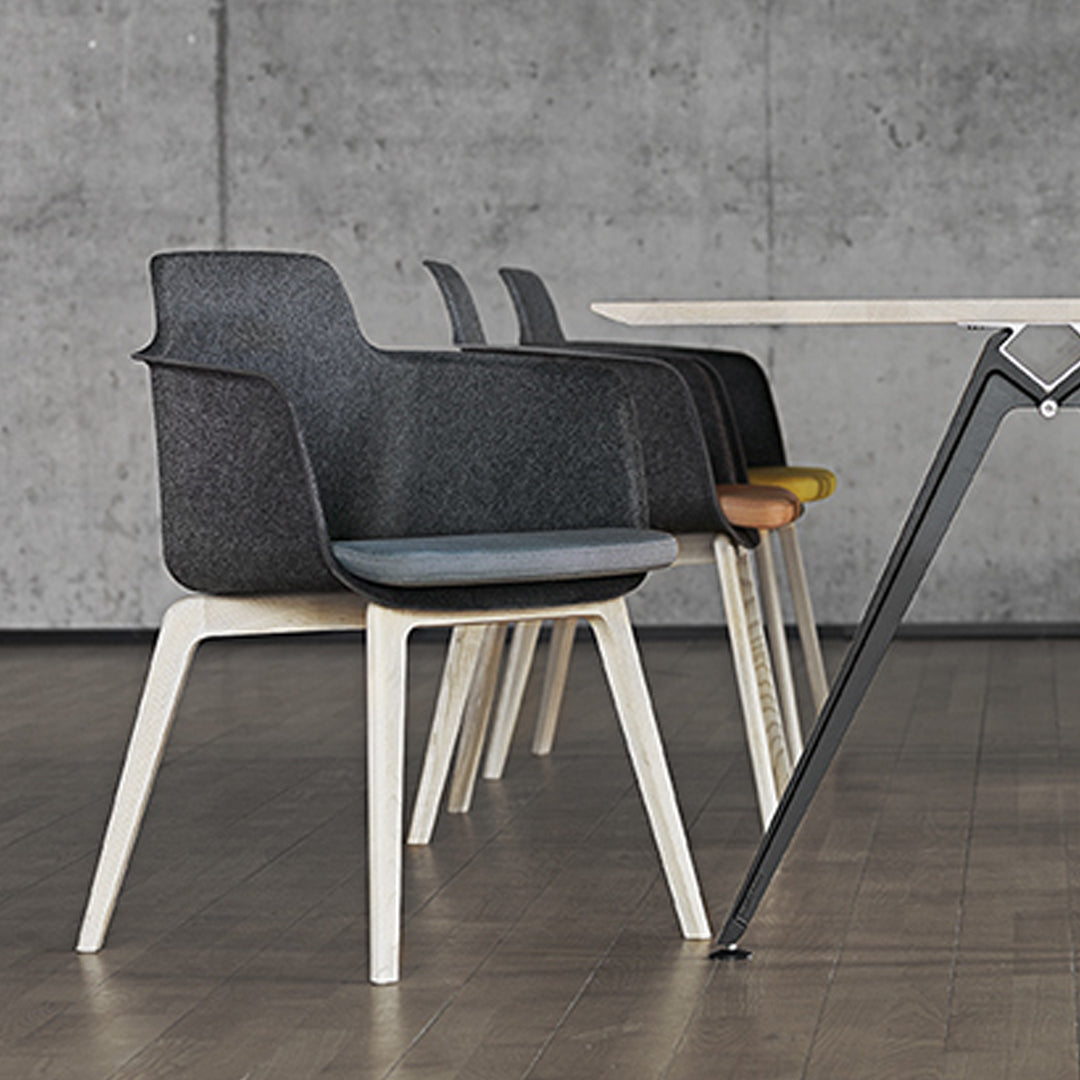 Fauteuil Tono - Assise rembourrée - Pieds en bois