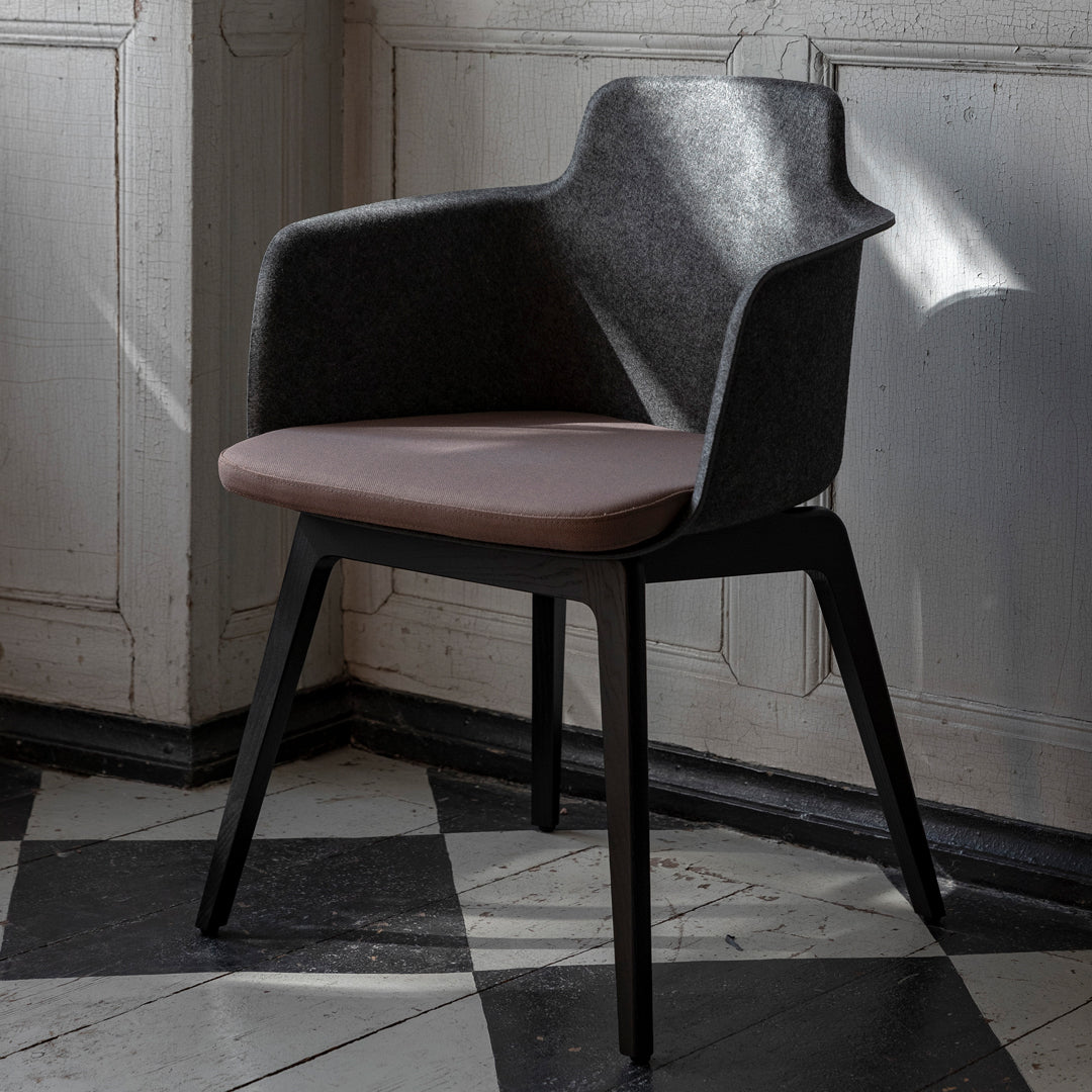Fauteuil Tono - Assise rembourrée - Pieds en bois