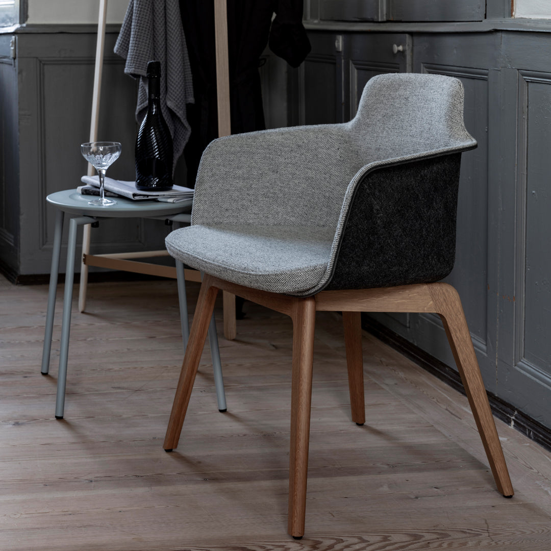 Fauteuil Tono - Assise et dossier rembourrés - Pieds en bois