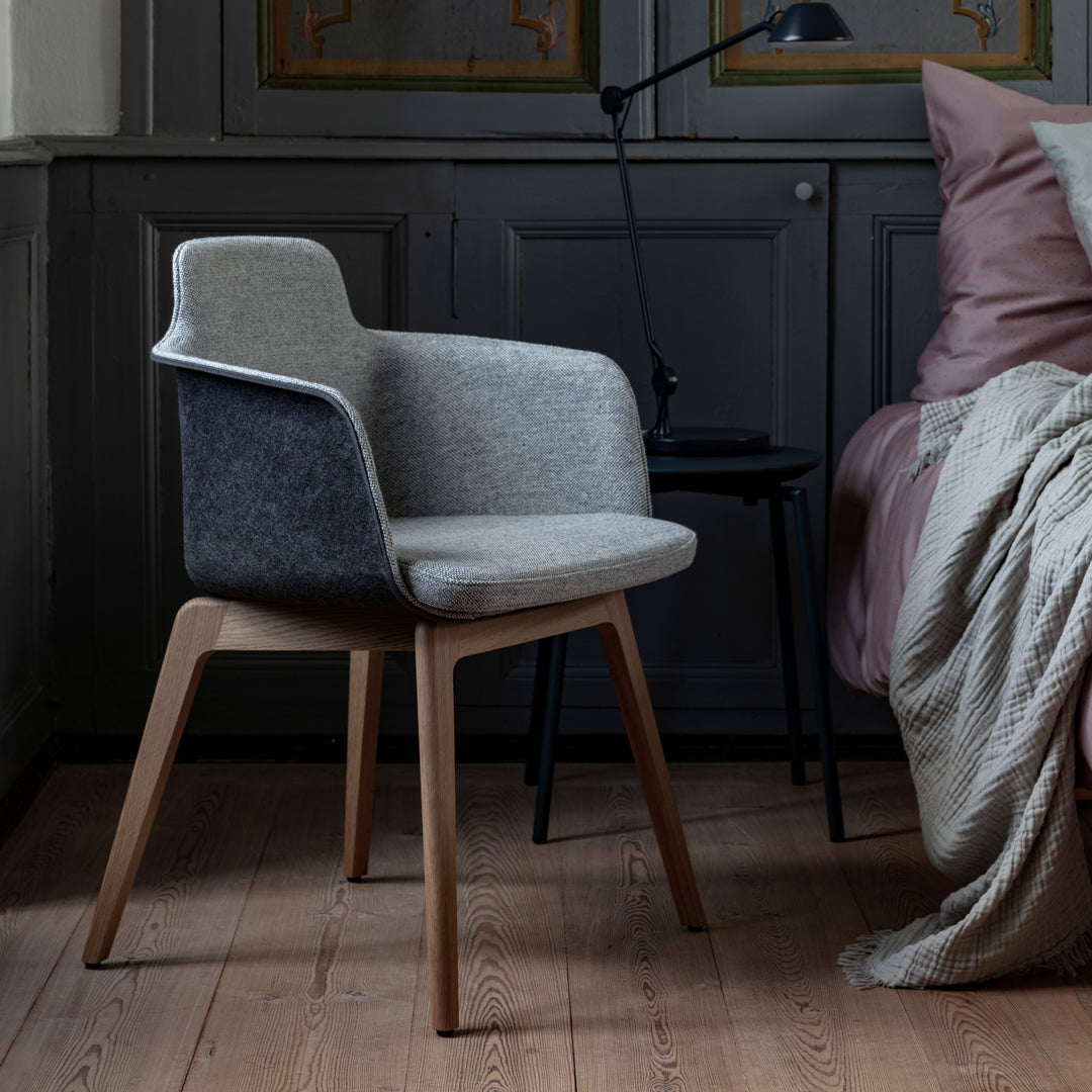 Fauteuil Tono - Assise et dossier rembourrés - Pieds en bois