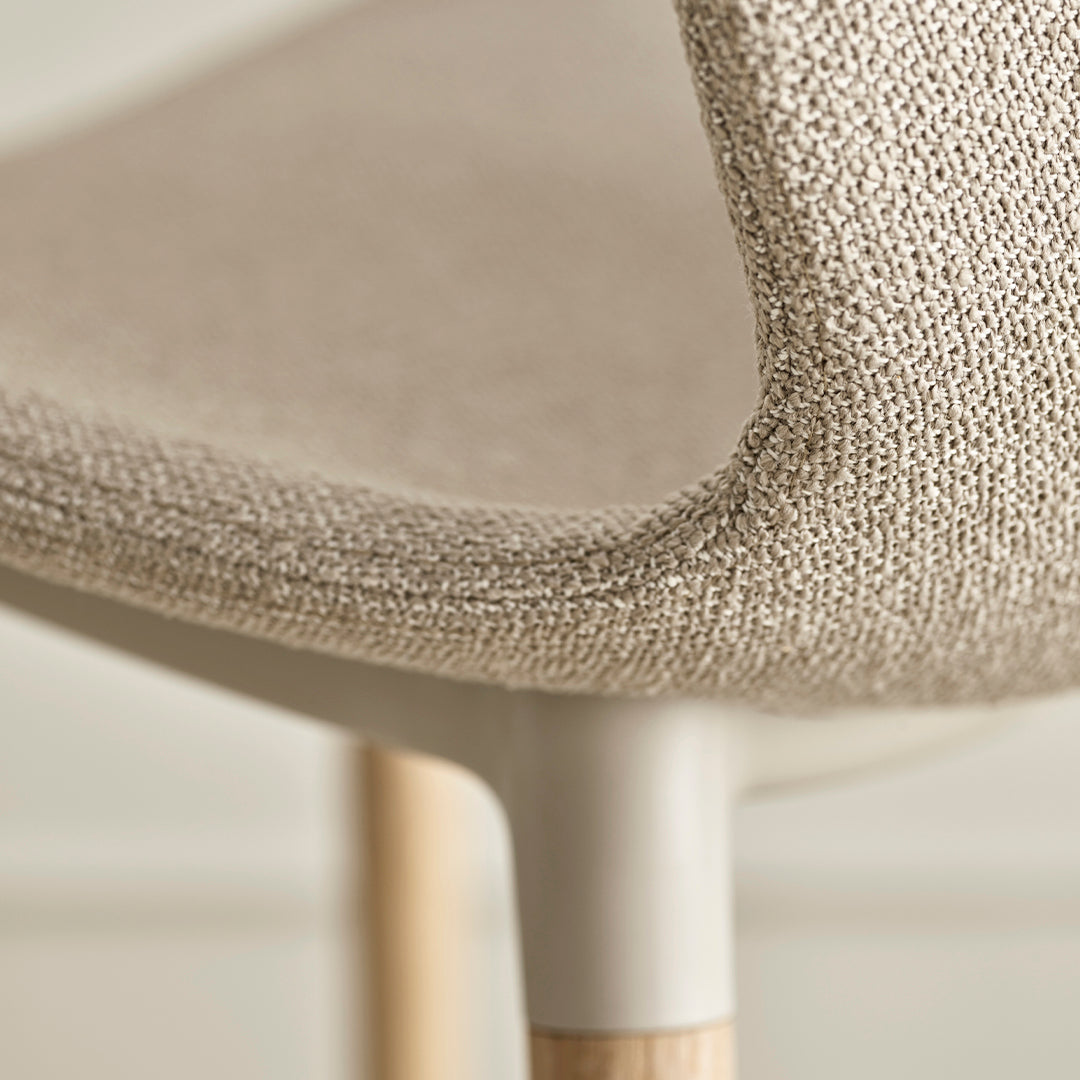 Chaise de bar Seed - Rembourrée - Piètement en chêne huilé, pigmenté blanc